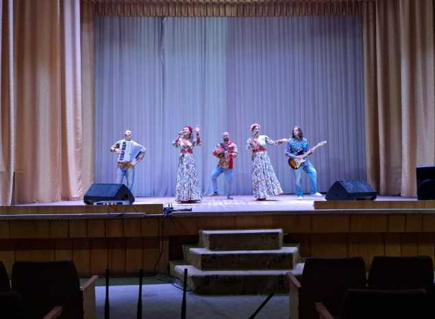 Ансамбль «Злато-Серебро» выступил в «Берёзовой роще»